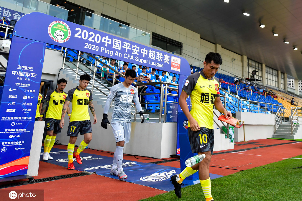 DB官网-包含裁判判罚惹争议，恒大怒摔队长袖标离场！！的词条