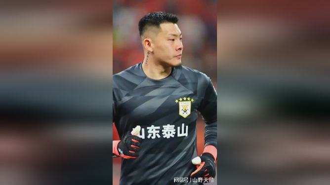 包含裁判判罚惹争议，恒大怒摔队长袖标离场！！的词条