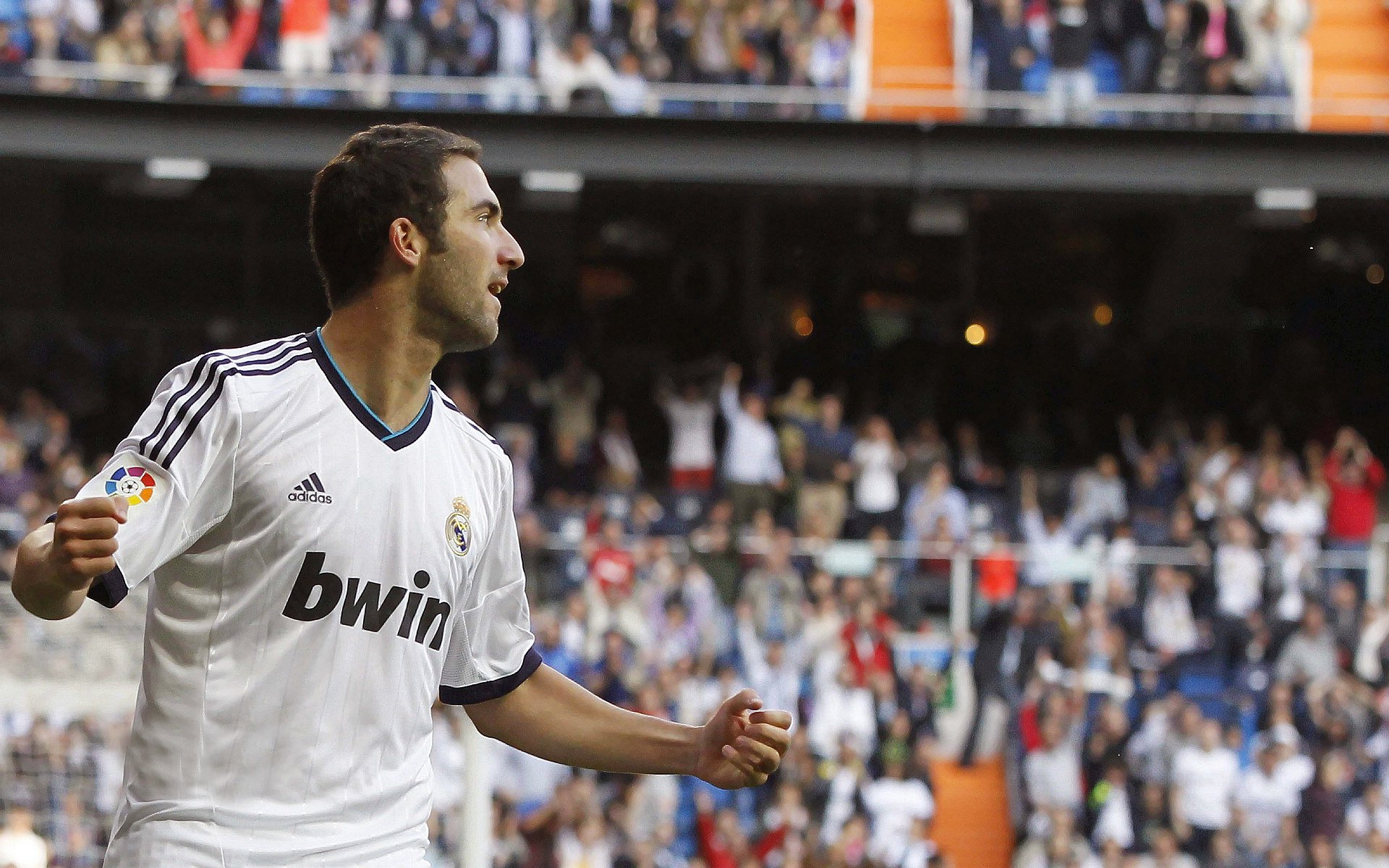 DB电竞直播平台入口-双线争锋，F1街道赛的极速狂飙与勒沃库森足球场的战术完胜