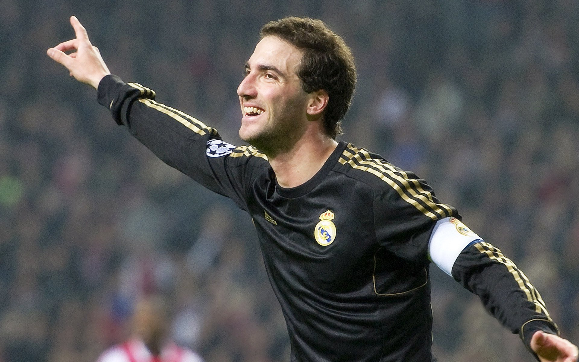 DB官网-跨界统治力,从黄蜂完胜开拓者到浓眉欧冠决赛接管—竞技体育的唯一性启示