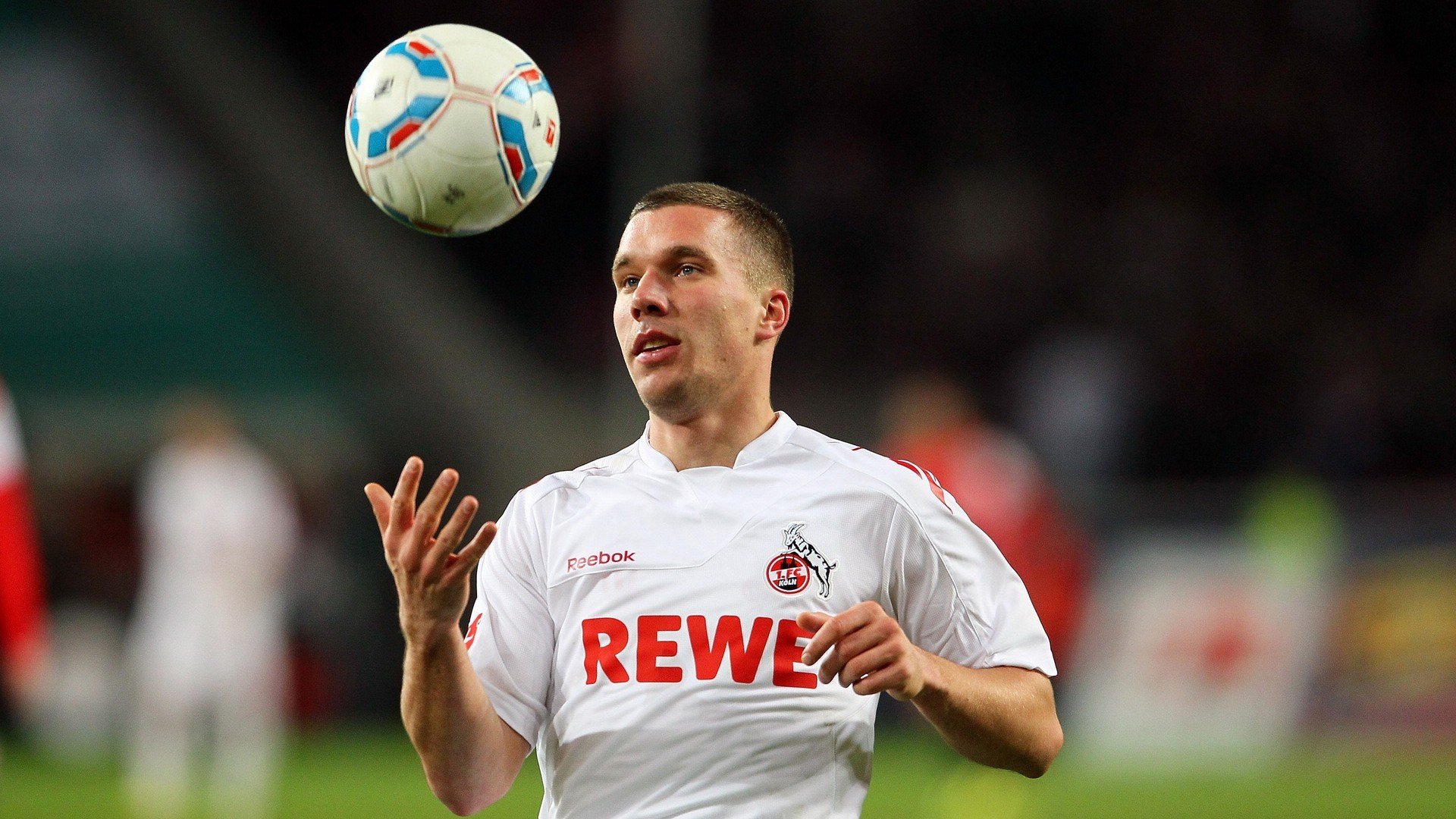 威尔士红龙展翅，德布劳内闪耀亚平宁—当坚韧与才华在绿茵场交响