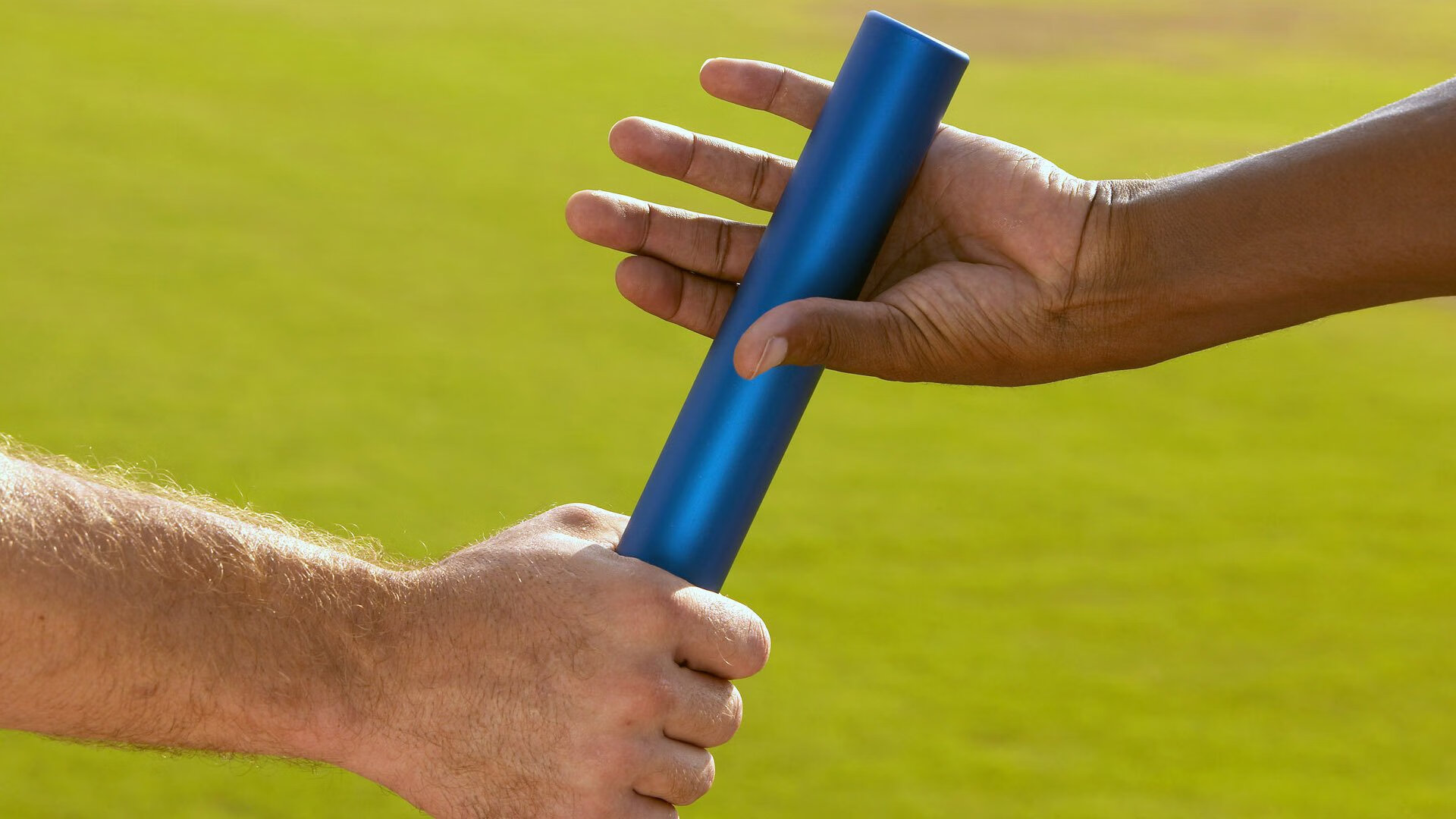 赛道与球场，F1揭幕战焦点对决，独行侠强势晋级魔术