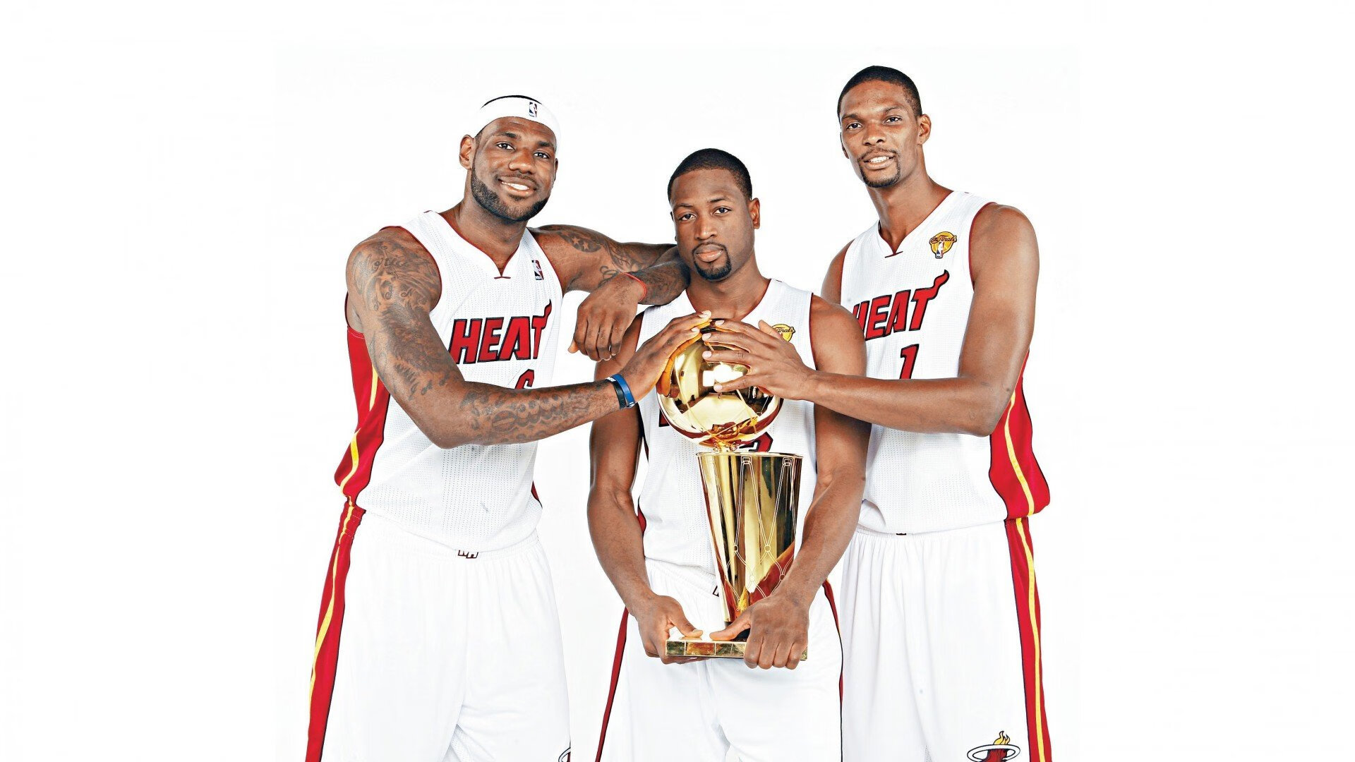 DB电竞直播平台入口-欧冠半决赛之夜，莱万连续得分拉开差距，书写传奇新章